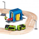Set Trenulet electric cu baterie si pista auto din lemn Circuit Orasel  cu Spalatorie si Benzinarie